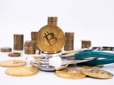 Cryptocurrency tıbbi kavramı ile bir altın bitcoin sikke