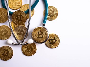 Cryptocurrency tıbbi kavramı ile bir altın bitcoin sikke