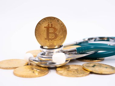 Cryptocurrency tıbbi kavramı ile bir altın bitcoin sikke