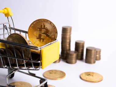 Kripto parası öde: süpermarket arabası altınla dolu.