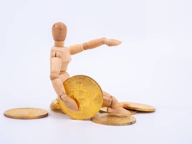 Bitcoin para birimi ve ahşap kukla beyaz arka plan üzerinde izole.