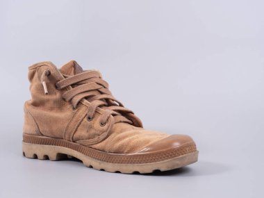 Kahverengi spor ayakkabılar tahtaya yakın. moda ayakkabıları