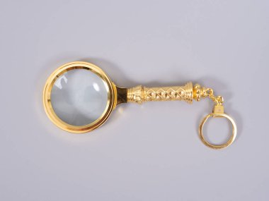 Gri arkaplanda büyüteç