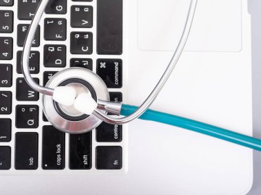 Bilgisayardaki steteskop çalışmaya hazır