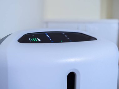 Yatak odasında hava temizleyicisi var. Hava temizleyicisi ince tozu temizliyor.