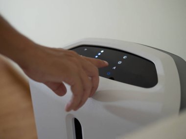 Yatak odasında hava temizleyicisi var. Hava temizleyicisi ince tozu temizliyor.