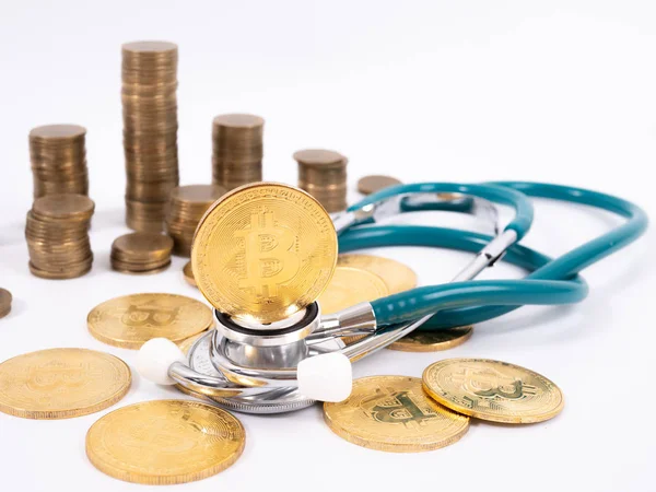 Concepto médico criptomoneda con un bitcoin de oro — Foto de Stock