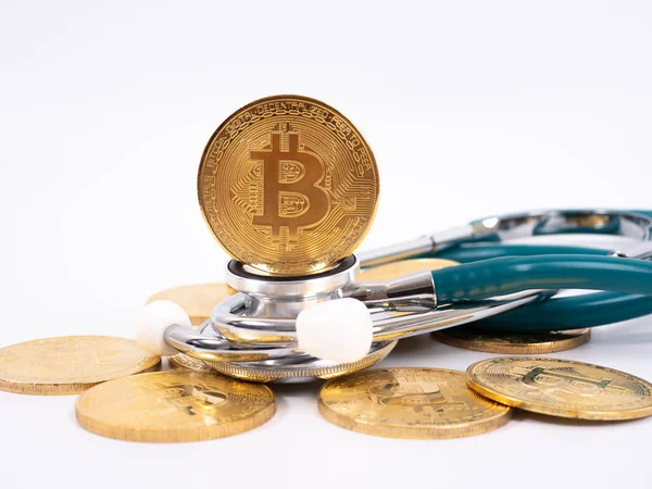 Cryptocurrency tıbbi kavramı ile bir altın bitcoin sikke