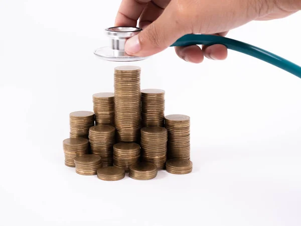 Estetoscopio sobre pila de monedas, sobre fondo blanco. dinero para la salud — Foto de Stock
