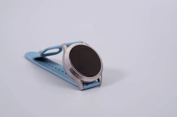 Smartwatch placed on a rough gray table — Stock Photo, Image