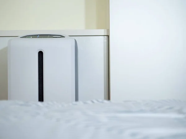 Purificador de aire en el dormitorio. limpiador de aire eliminación de polvo fino en hous — Foto de Stock