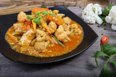  Sarı körili kızarmış vejetaryen (iyi sağlık için vejetaryen) )