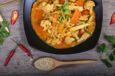  Sarı körili kızarmış vejetaryen (iyi sağlık için vejetaryen) )