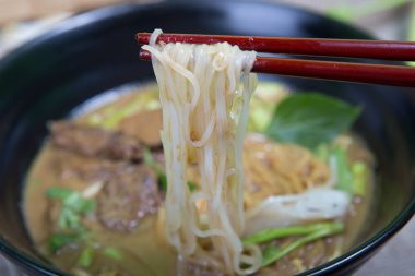 Taze sebzeli domuz etli Asya eriştesi çorbası (Vege