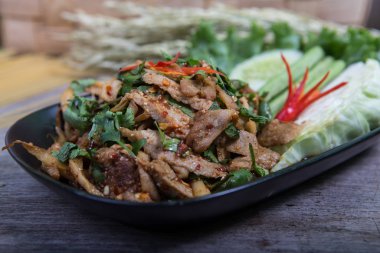 Taze sebze salatası ve mantar dilimleri (yapışkan için vejetaryen)