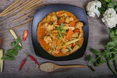  Sarı körili kızarmış vejetaryen (iyi sağlık için vejetaryen) )