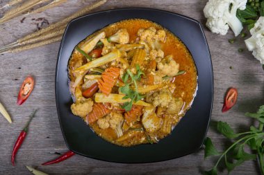  Sarı körili kızarmış vejetaryen (iyi sağlık için vejetaryen) )