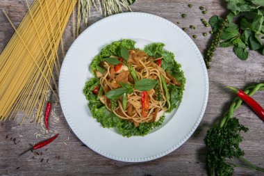 Spagetti makarna domates ve maydanoz ahşap masa üzerinde. En iyi v