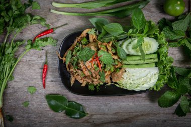 Taze sebze salatası ve mantar dilimleri (yapışkan için vejetaryen)