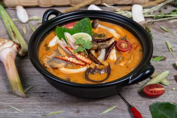 Kryddig soppa traditionell mat kök i Thailand på trä backgr — Stockfoto