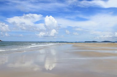 Plaj ve güzel tropikal deniz