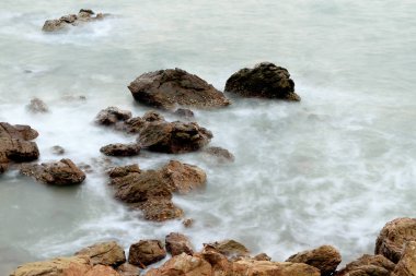 Güzel deniz manzarası. Gün batımında deniz ve kaya