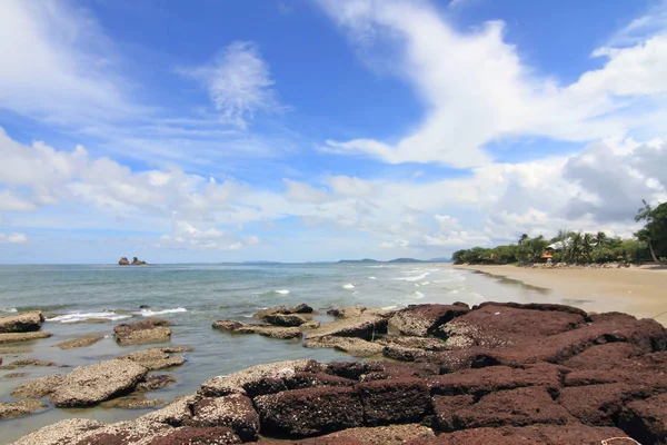 Tropischer Strand Mit Stein Und Himmel — Stockfoto