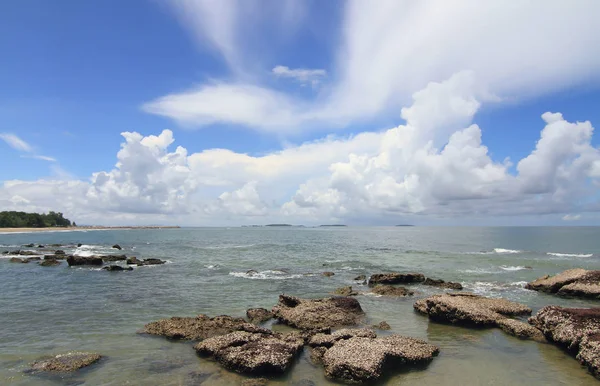 Tropischer Strand Mit Stein Und Himmel — Stockfoto
