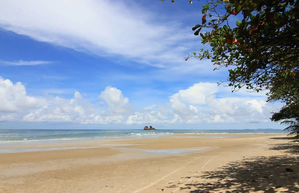Strand Und Wunderschönes Tropisches Meer — Stockfoto