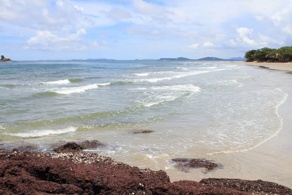 Tropischer Strand Mit Stein Und Himmel — Stockfoto