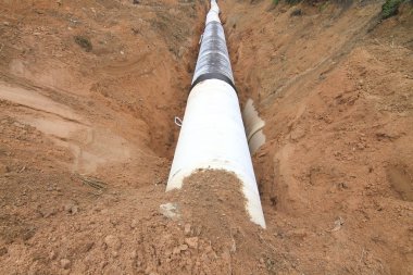 bir kırsal üzerinde uzun boru hattı