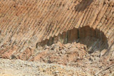Kırık yol. Asfaltın altında. Asfalt yolun altındaki toprak tabakası