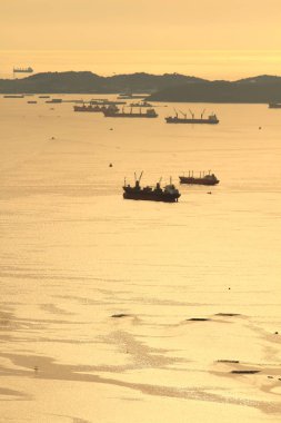 Twilight zaman kargo gemisi görüntü.