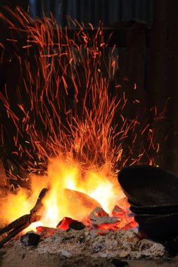 Nereye demir araçları hazırlanmış olan demirci yangında kurma