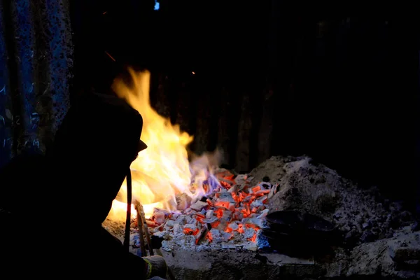 鍛冶屋は鉄のツールが作られている火を偽造します — ストック写真