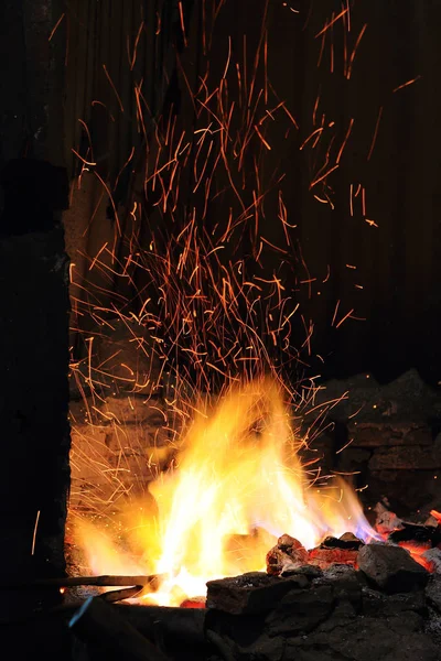 Кузнечный Огонь Кузнице Изготавливают Железные Инструменты — стоковое фото