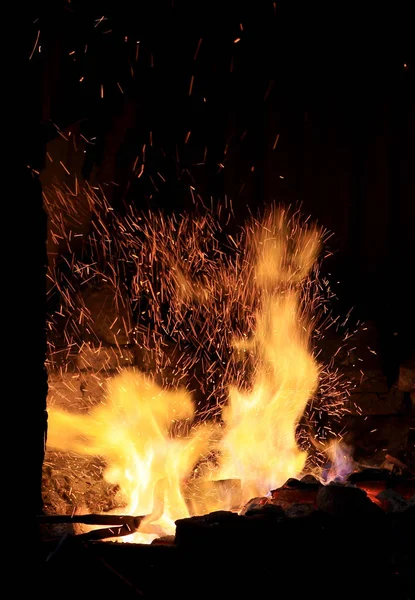 Σφυρηλατήσει Φωτιά Στο Σιδεράδικο Όπου Επεξεργάζονται Εργαλεία Σιδήρου — Φωτογραφία Αρχείου