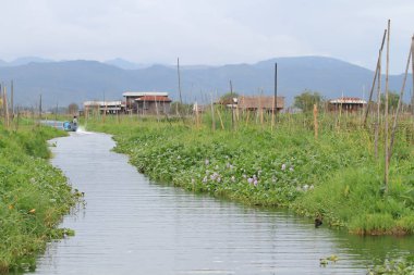 Inle Lake, Myanmar 'daki Shan Hills 'te yer alan bir tatlı su göldir (Burma).