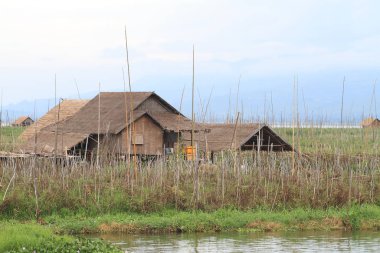 Inle Lake, Myanmar 'daki Shan Hills 'te yer alan bir tatlı su göldir (Burma).