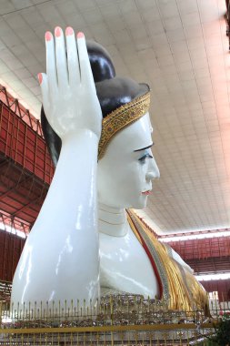 Yangon Chaukhtatgyi tapınağında dev yatan Buda, Myanma