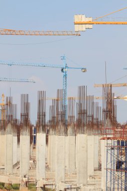 Zorunlu beton çerçeveli inşaat sahası yükseliyor