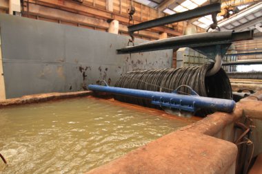 Çelik bobinler büyük makaralar taşındı.