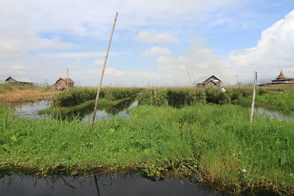 Inle Lake, Myanmar 'daki Shan Hills 'te yer alan bir tatlı su göldir (Burma).