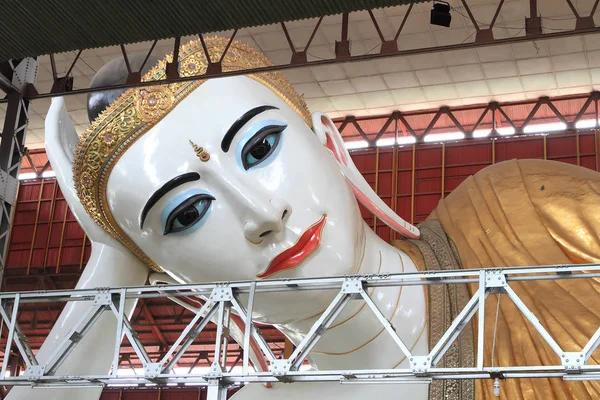 Giant Reclining Buddha Chaukhtatgyi Temple Yangon Myanma — Stock Photo, Image