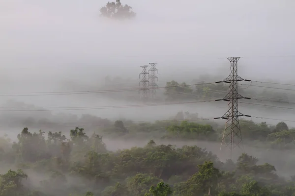 Stromleitungen und Strommasten aus dem Nebel — Stockfoto