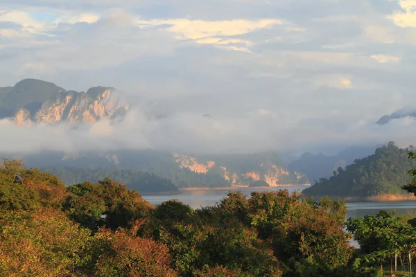 Khao-sok, der beliebte thailändische Nationalpark — Stockfoto
