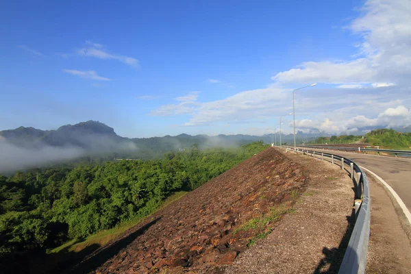 Prachtige landschap van Ratchaprapha Dam, Thailand — Stockfoto