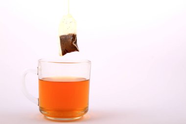 Bir fincan yeşil çay beyaz üzerine izole edilmiş.