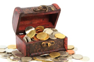 Tay izole üzerinde beyaz ahşap tabut dolu paralar
