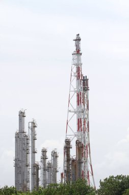 yanan gaz rafineri tesisi flare